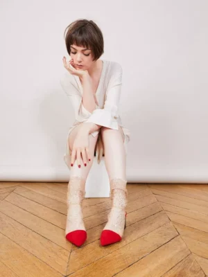 Ajoutez une touche sensuelle à vos tenues avec nos chaussettes en tulle, l’accessoire mode et fétiche idéal pour sublimer vos pieds avec légèreté et transparence.