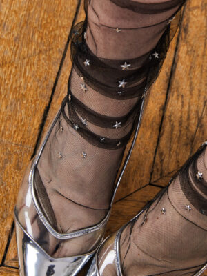 Ajoutez une touche sensuelle à vos tenues avec nos chaussettes en tulle, l’accessoire mode et fétiche idéal pour sublimer vos pieds avec légèreté et transparence.