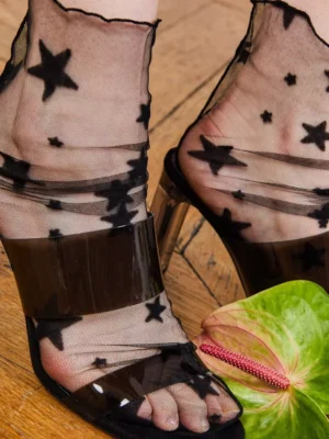 Ajoutez une touche sensuelle à vos tenues avec nos chaussettes en tulle, l’accessoire mode et fétiche idéal pour sublimer vos pieds avec légèreté et transparence.