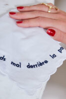 Mouchoir brodé en coton ATTENDS MOI DERRIERE LA PORTE 🇫🇷