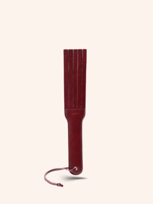 paddle en cuir SLAVE BEAUTY, parce que le plaisir de la domination mérite une arme aussi belle que redoutable.