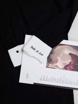 robe-inconnue-noire-belle-de-jour-0620@PLUME.HETERS.SUITE448LAGENCE0