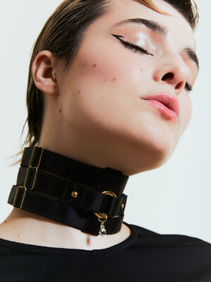 BDSM choker couture de luxe fait a paris par Absainte paris et disponible chez Vous Monsieur!