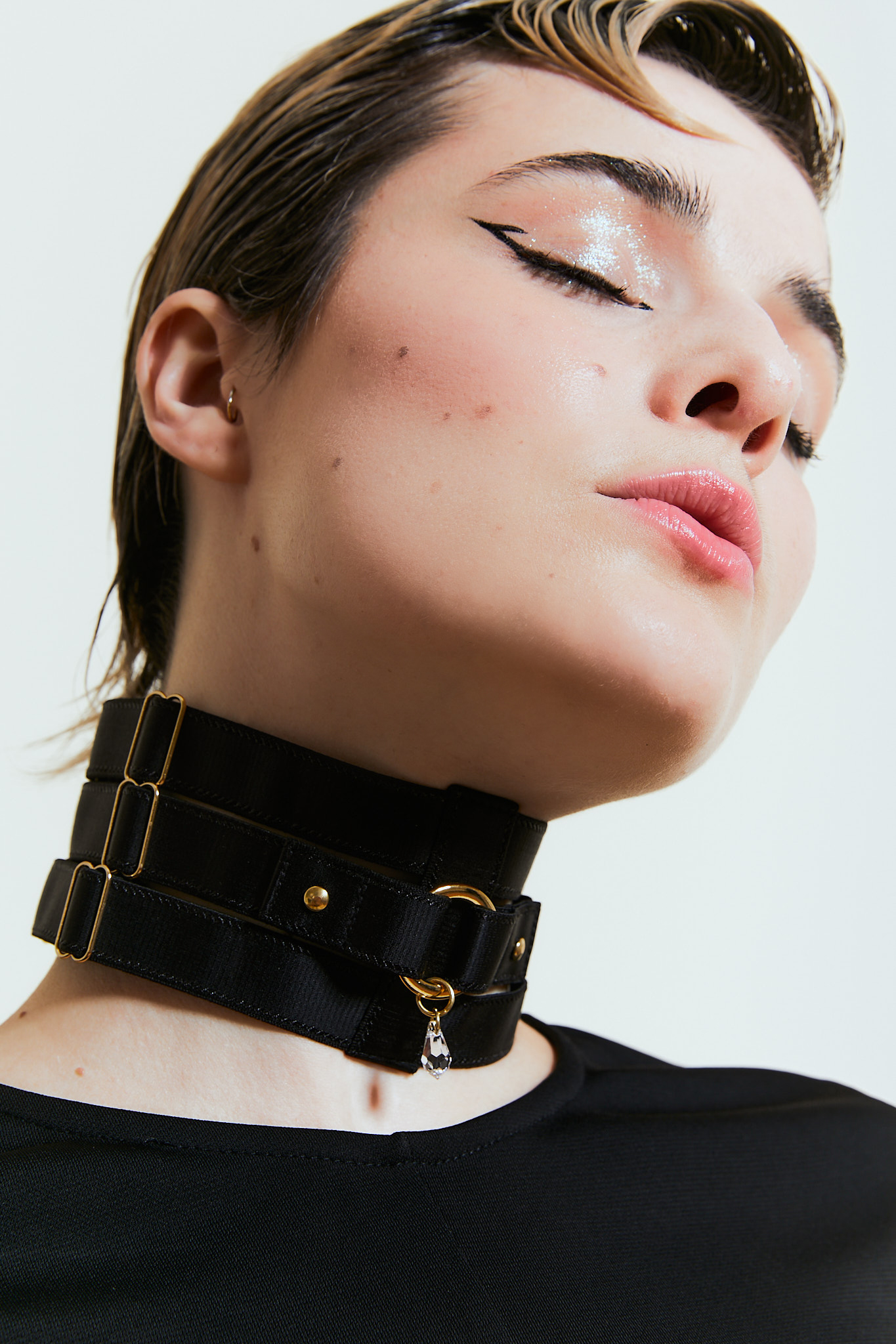 BDSM choker couture de luxe fait a paris par Absainte paris et disponible chez Vous Monsieur!