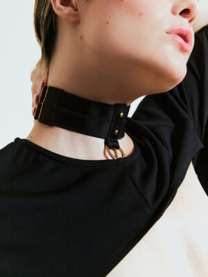 BDSM choker couture de luxe fait a paris par Absainte paris et disponible chez Vous Monsieur!