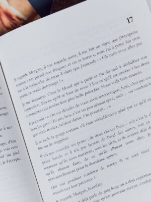 Pulsions scopiques est «un livre dont vous êtes le héros» selon la formule consacrée, où vous, lecteurice, décidez des scènes érotiques