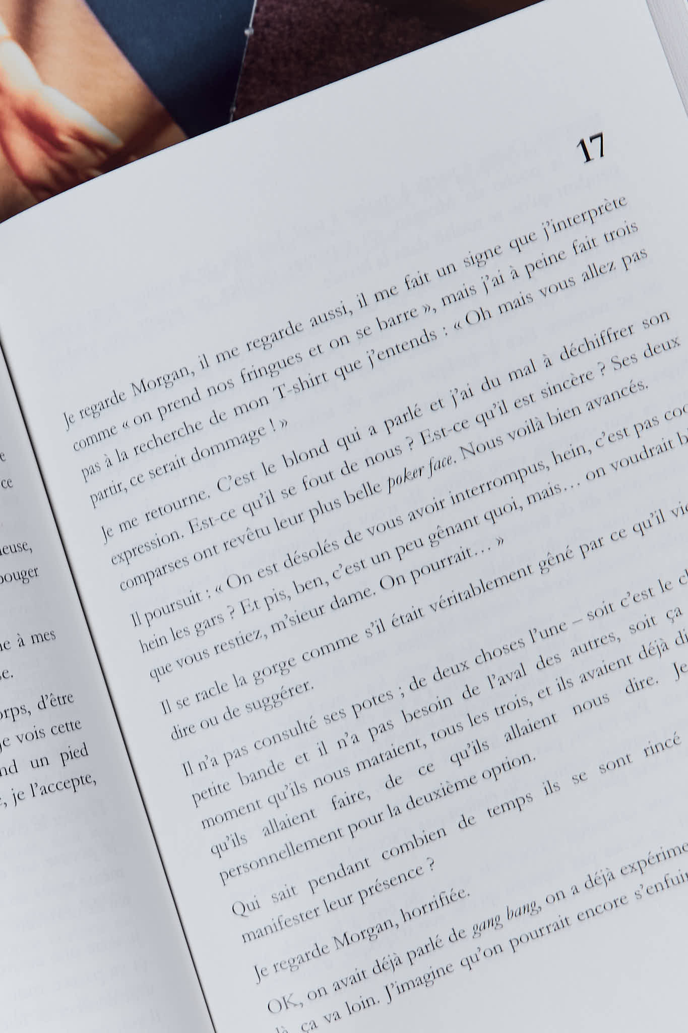 Pulsions scopiques est «un livre dont vous êtes le héros» selon la formule consacrée, où vous, lecteurice, décidez des scènes érotiques