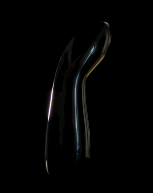 Explorez la sensation unique de la vibration du verre avec Onyx Black Glass Vibrator de NIGHTFAL; le nouveau dildo VOUS MONSIEUR