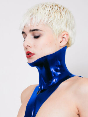 bleu-collier-latex-collection-en-latex-par-Vous-Monsieur-1