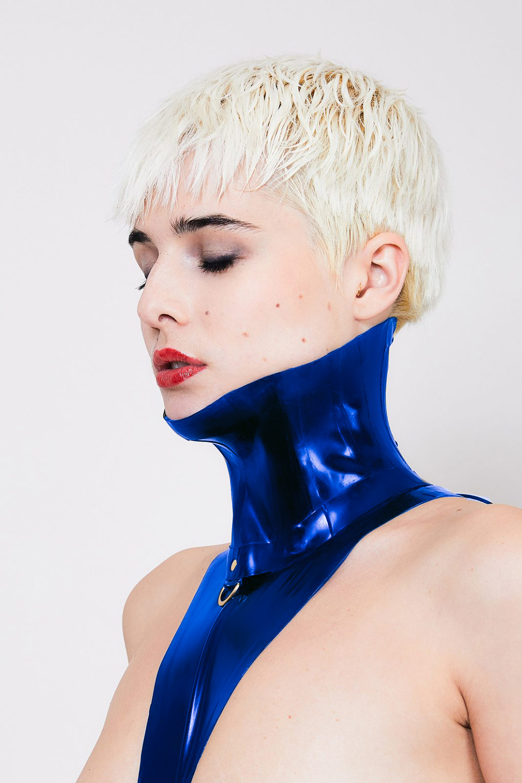 bleu-collier-latex-collection-en-latex-par-Vous-Monsieur-1