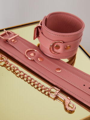 menottes en cuir rose chez vous monsieur