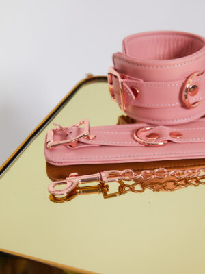 menottes en cuir rose chez vous monsieur