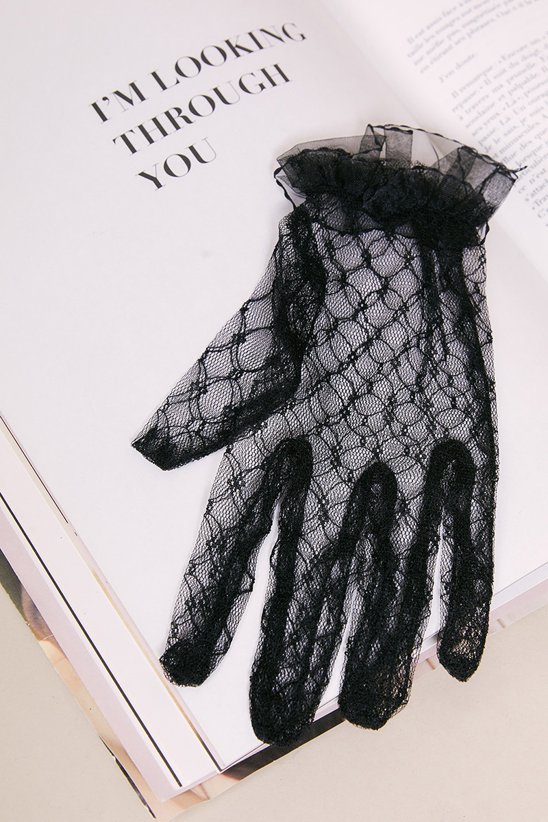 Ajoutez une touche de sophistication à vos tenues avec ces gants en tulle légers et délicats. Parfaits pour sublimer un look chic, ces petits gants se prêtent à toutes les occasions, des événements spéciaux aux moments où vous voulez simplement ajouter une note d’élégance à votre style quotidien.