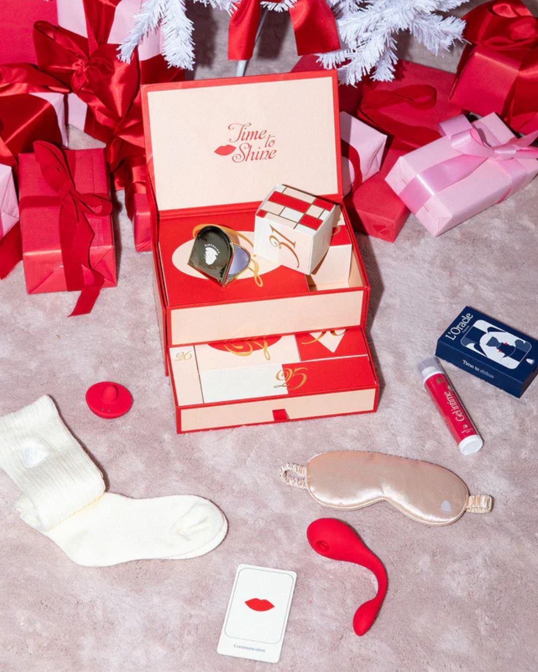 Le Calendrier de l'Après de Puissante contient 7 cadeaux, dont 2 SEXTOYS, pour le plus grand bonheur de votre plaisir et votre bien-être intime. ATTENTION : Édition TRÈS Limitée ! La valeur réelle du coffret est de 255€.