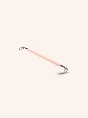 Barre de restriction BDSM en cuir vert – Accessoire bondage élégant et robuste Ajoutez une touche de domination chic à vos jeux BDSM avec cette barre de restriction VEGAN. Parfaite pour immobiliser les poignets ou les chevilles, elle combine style, confort et contrôle absolu.