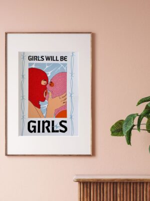 Affiche Cagoule Love! L'univers de Troty est à la fois pop, politique et poétique, pensé pour faire rayonner la puissance féminine sur vos murs. Affiches féministes Troty à découvrir!