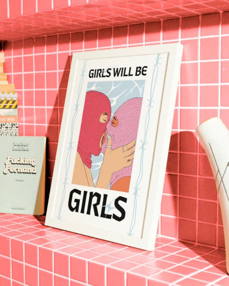 Affiche Cagoule Love! L'univers de Troty est à la fois pop, politique et poétique, pensé pour faire rayonner la puissance féminine sur vos murs. Affiches féministes Troty à découvrir!