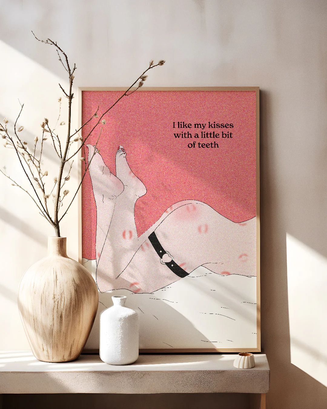 Affiche idée cadeau BISOU ! L'univers de Troty est à la fois pop, politique et poétique, pensé pour faire rayonner la puissance féminine sur vos murs. Affiches féministes Troty à découvrir!