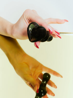 plug anal coeur en verre noir