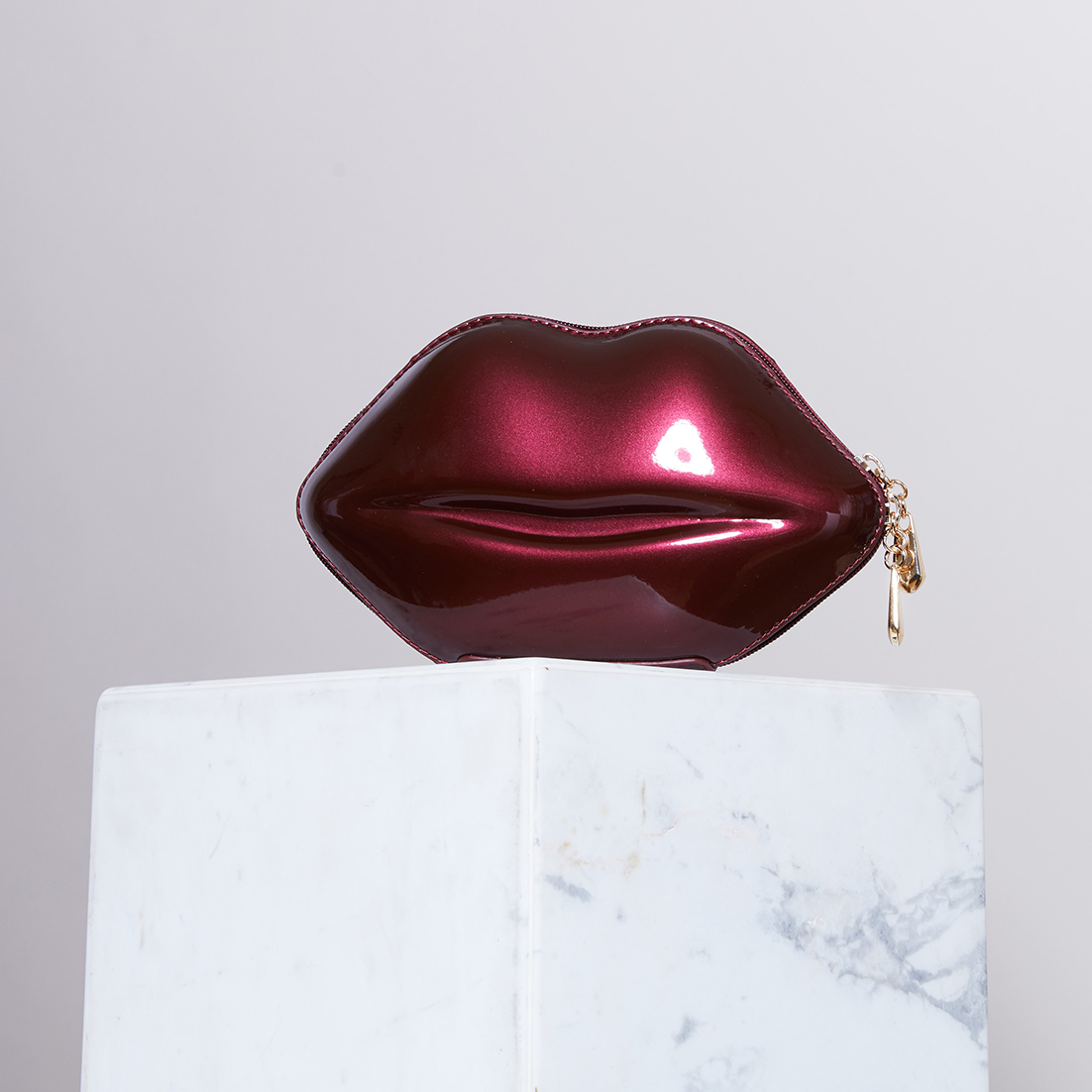 pochette TAKE MY LIPS, une minaudière arty en forme de cœur au design sensuel et espiègle