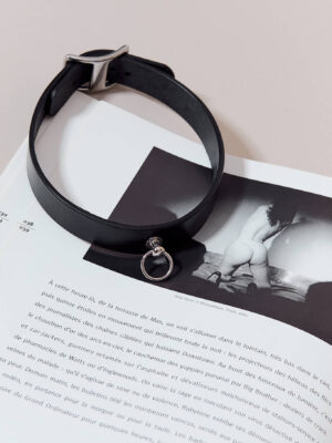 Votre Choker Cuir et chuchotements, un symbole fort dans le cadre BDSM