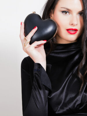 pochette TAKE MY HEART, une minaudière arty en forme de cœur au design sensuel et espiègle