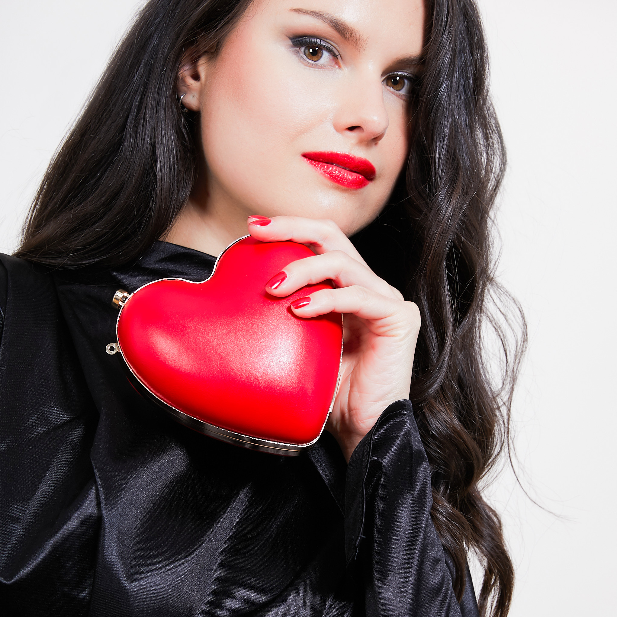 pochette TAKE MY HEART, une minaudière arty en forme de cœur au design sensuel et espiègle